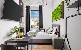 Apartments & Rooms One World